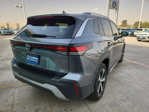 Certified 2025 Volkswagen Tiguan SE image 7