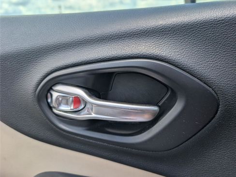 Used 2019 Jeep Cherokee Latitude w/ Popular Appearance Group FWD image 27