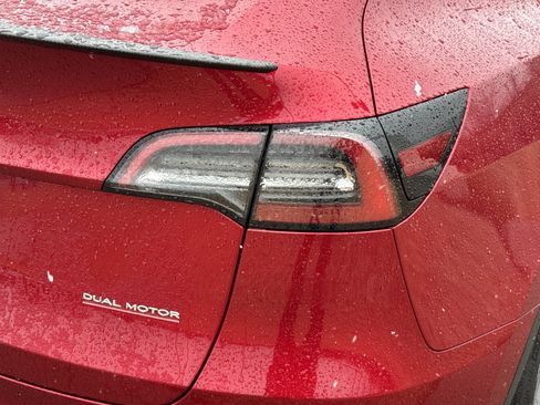 Used 2024 Tesla Model Y Performance image 11