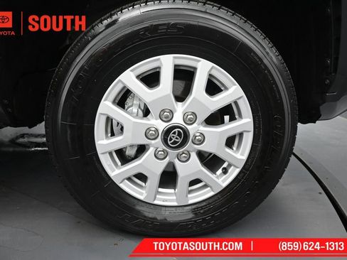 Used 2025 Toyota Tacoma SR5 AWD/4WD image 31