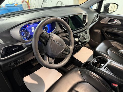 Used 2023 Chrysler Pacifica Touring-L w/ S Appearance Package image 9