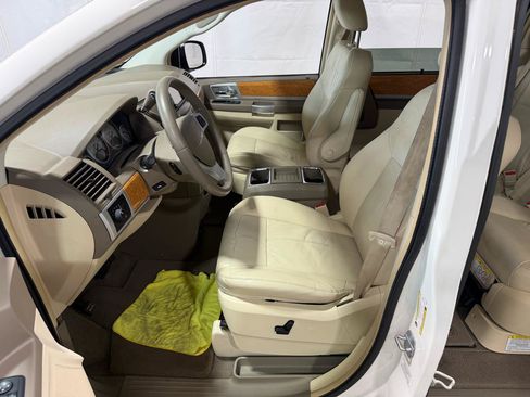 Used 2008 Chrysler Town & Country Limited w/ Entertainment Group #3 FWD image 21