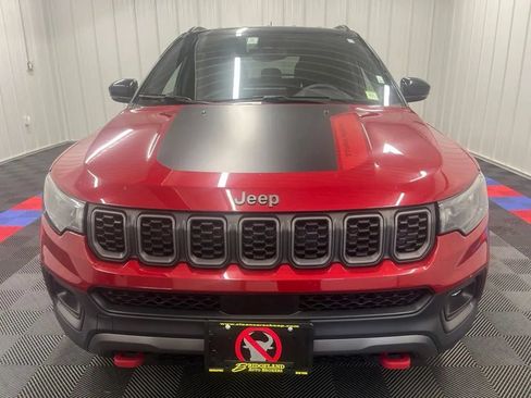 Used 2025 Jeep Compass Trailhawk AWD/4WD image 9