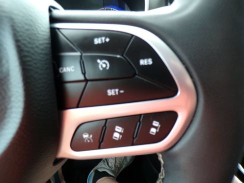 Used 2023 Chrysler Pacifica Touring-L FWD image 18