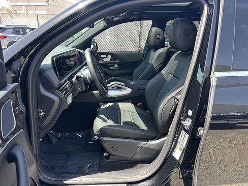 Used 2025 Mercedes-Benz GLE 450e 4MATIC w/ Driver Assistance Package image 19