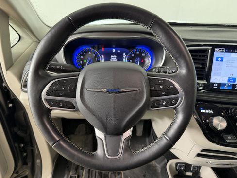Used 2021 Chrysler Pacifica Touring-L AWD/4WD image 4