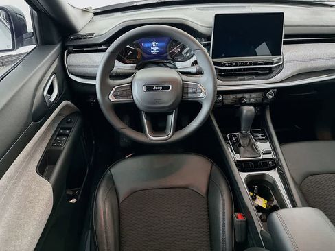 Used 2024 Jeep Compass Latitude image 10