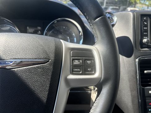 Used 2015 Chrysler Town & Country Touring FWD image 15
