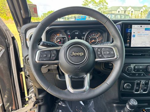 Used 2025 Jeep Wrangler Sahara image 29