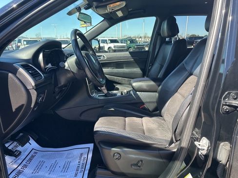 Used 2021 Jeep Grand Cherokee Laredo X image 13