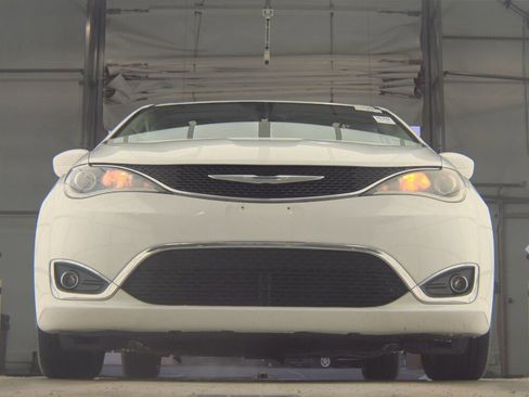 Used 2018 Chrysler Pacifica Touring-L image 4