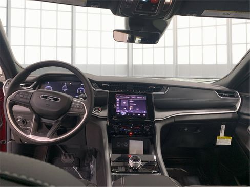 Used 2025 Jeep Grand Cherokee L Altitude image 13