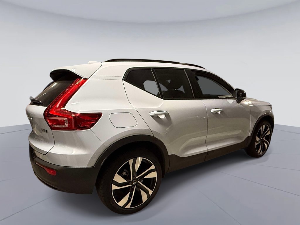 Used 2026 Volvo XC40 B5 Plus AWD/4WD image 4
