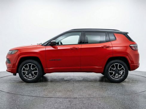 Used 2025 Jeep Compass Trailhawk AWD/4WD image 3