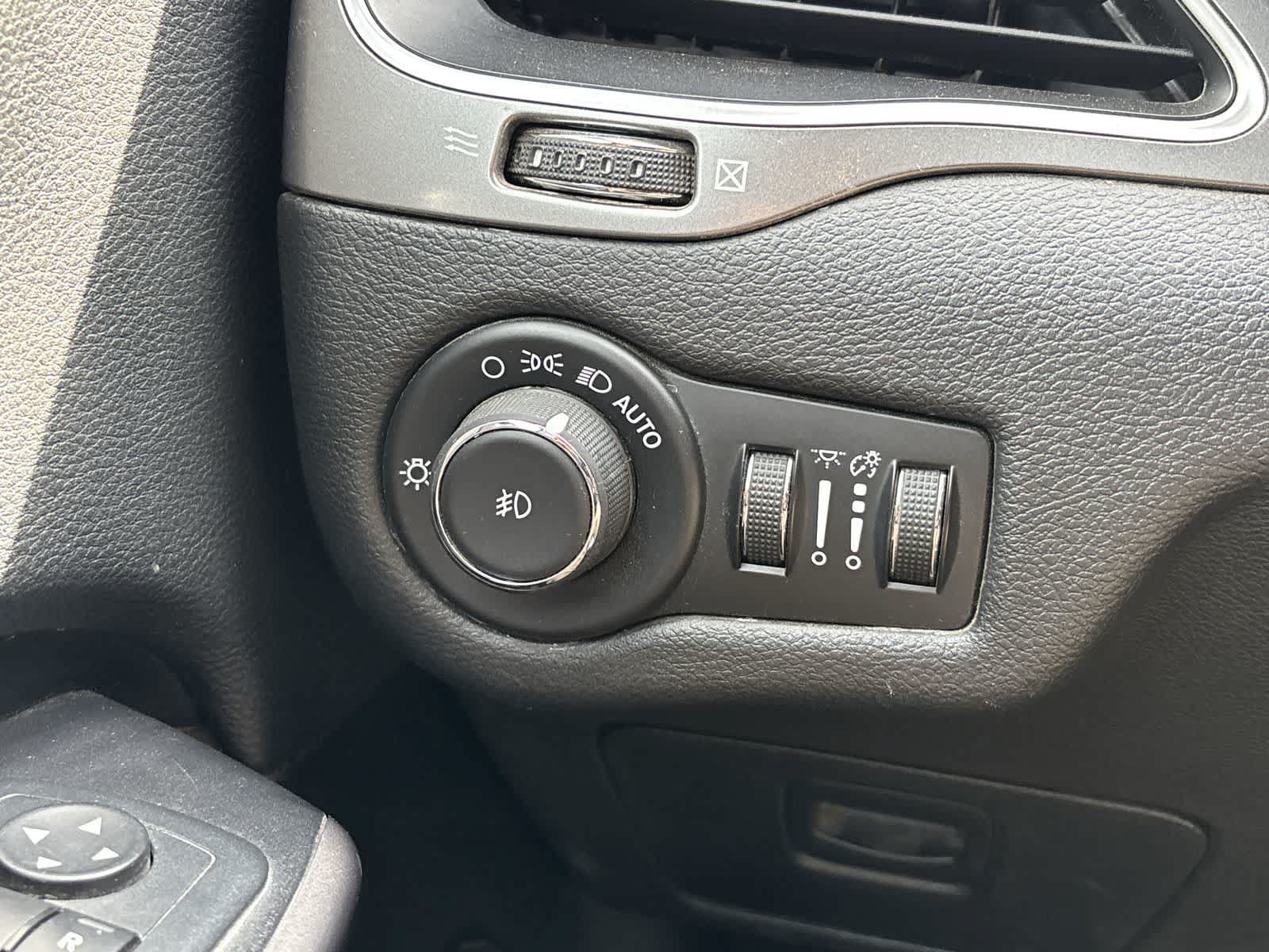 Used 2019 Jeep Cherokee Latitude Plus AWD/4WD image 23