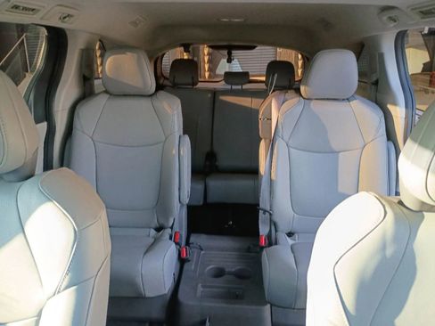 Used 2021 Toyota Sienna XLE image 17