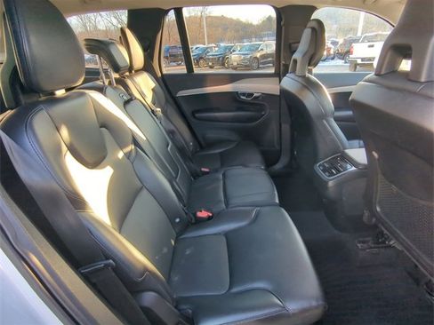 Used 2022 Volvo XC90 T5 Momentum w/ Climate Package image 28