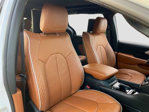 Certified 2024 Chrysler Pacifica Pinnacle image 32