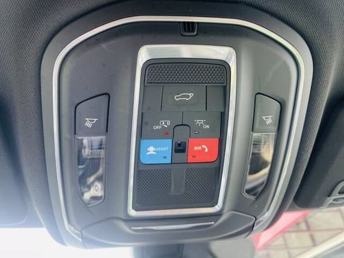 Used 2023 Jeep Grand Cherokee Limited w/ Luxury Tech Group II AWD/4WD image 31