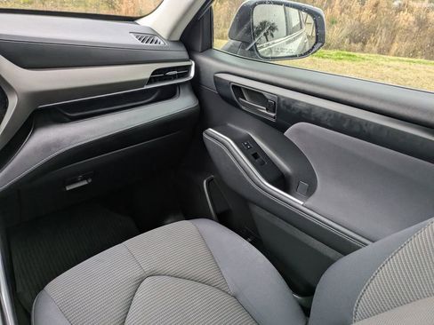 Used 2023 Toyota Highlander L image 19