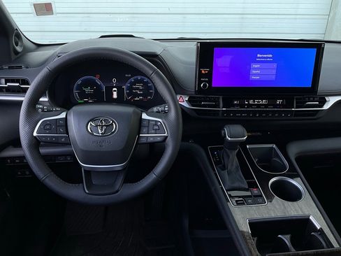 Used 2025 Toyota Sienna Platinum image 19