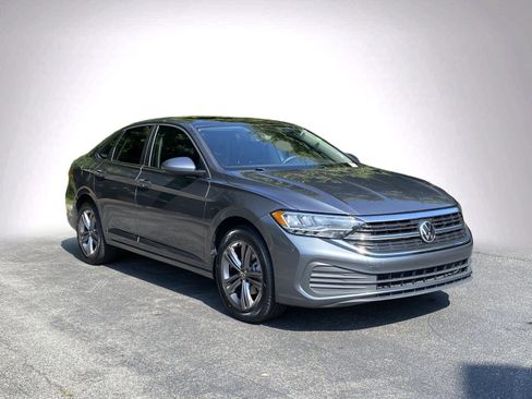 Used 2022 Volkswagen Jetta SE w/ Panoramic Sunroof Package FWD image 2