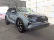Used 2024 Toyota Highlander XLE FWD image 3