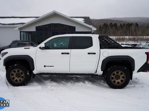 Used 2024 Toyota Tacoma Trailhunter image 4