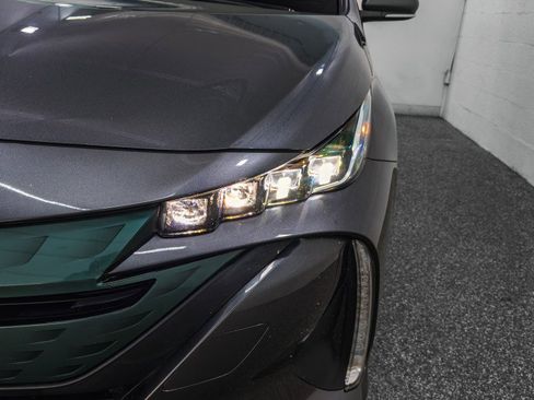 Used 2017 Toyota Prius Prime Premium image 5