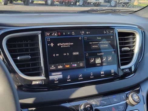 Used 2025 Chrysler Pacifica Select FWD image 17