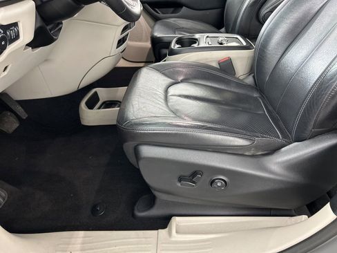Used 2022 Chrysler Pacifica Touring-L FWD image 22