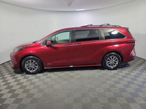 Used 2021 Toyota Sienna XLE image 11