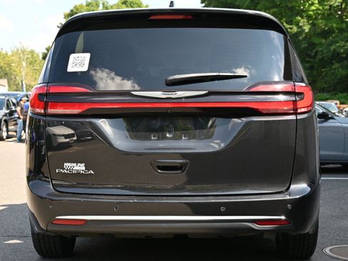 Used 2023 Chrysler Pacifica Touring-L FWD image 4