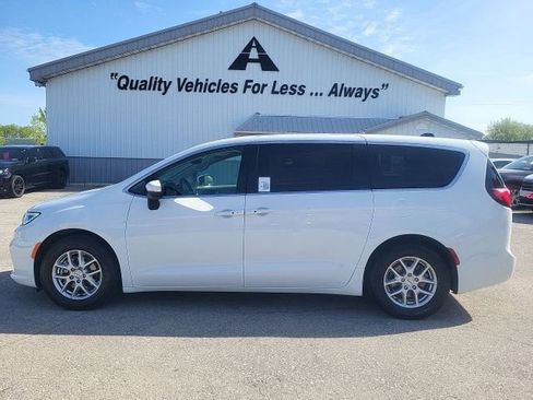 Used 2023 Chrysler Pacifica Touring-L FWD image 30