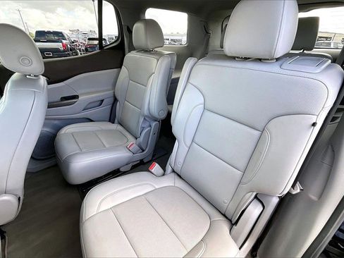 Used 2023 GMC Acadia SLT image 19