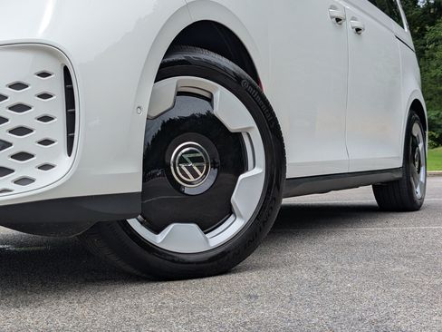 Used 2025 Volkswagen ID. Buzz Pro S RWD image 38
