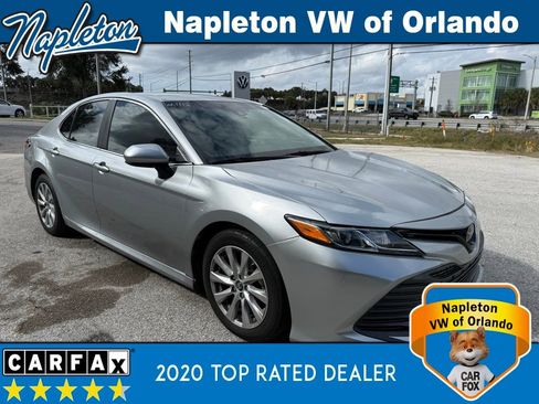 Used 2018 Toyota Camry LE image 3