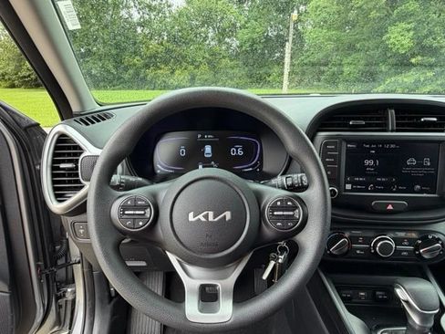 Used 2025 Kia Soul LX w/ LX Technology Package FWD image 15