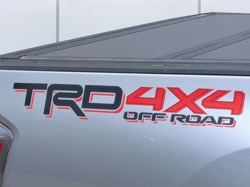 Used 2020 Toyota Tacoma TRD Off-Road w/ Technology Package AWD/4WD image 11
