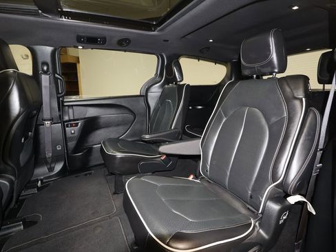 Used 2025 Chrysler Pacifica Limited image 22