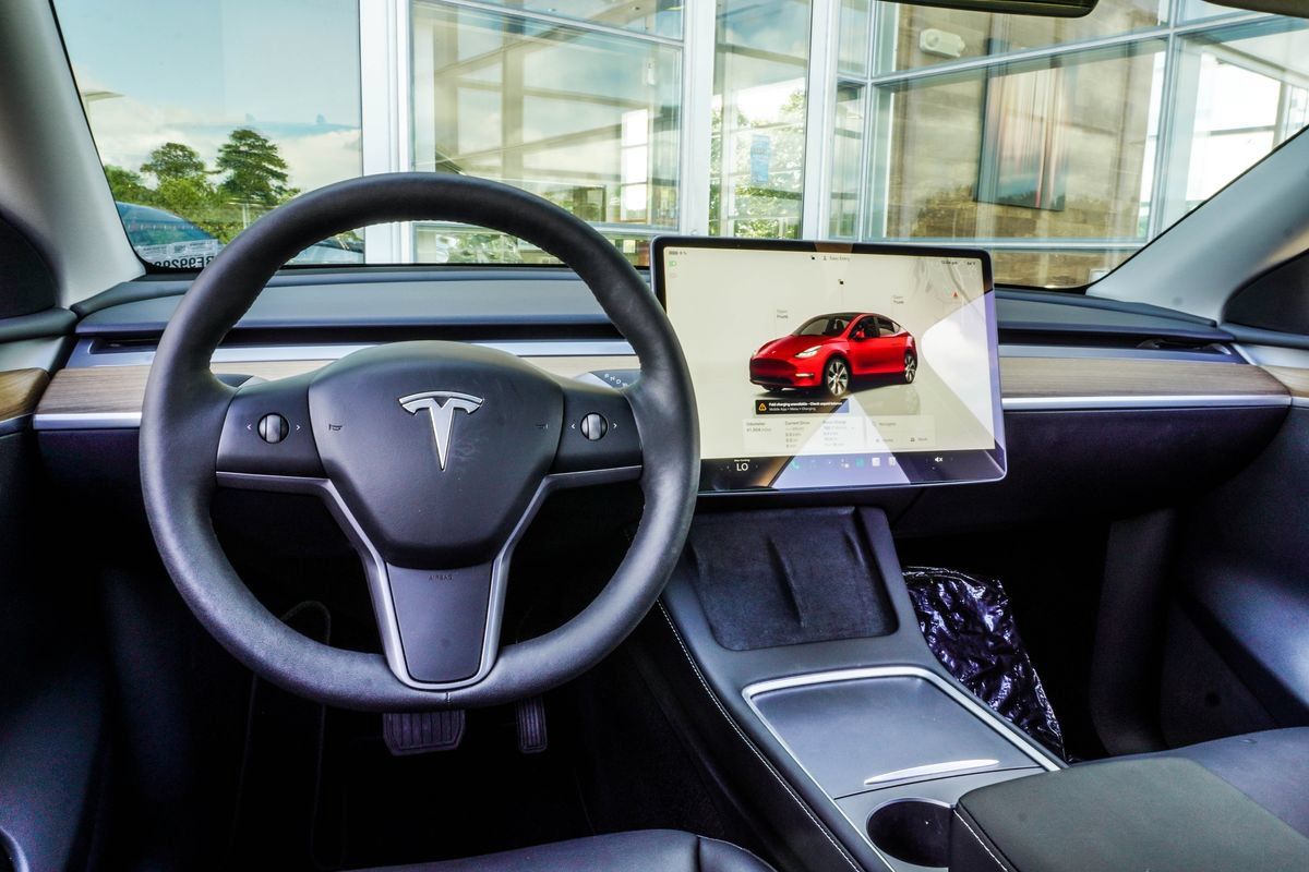 Used 2024 Tesla Model Y Long Range AWD/4WD image 5