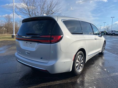 Used 2022 Chrysler Pacifica Limited image 3