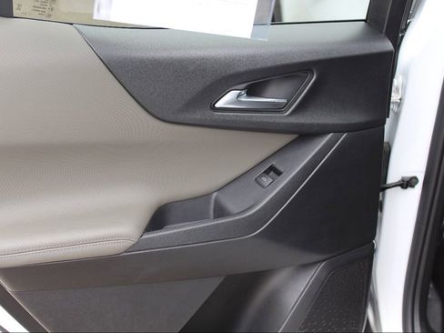 Used 2025 Chevrolet Equinox LT w/ Convenience Package II image 16