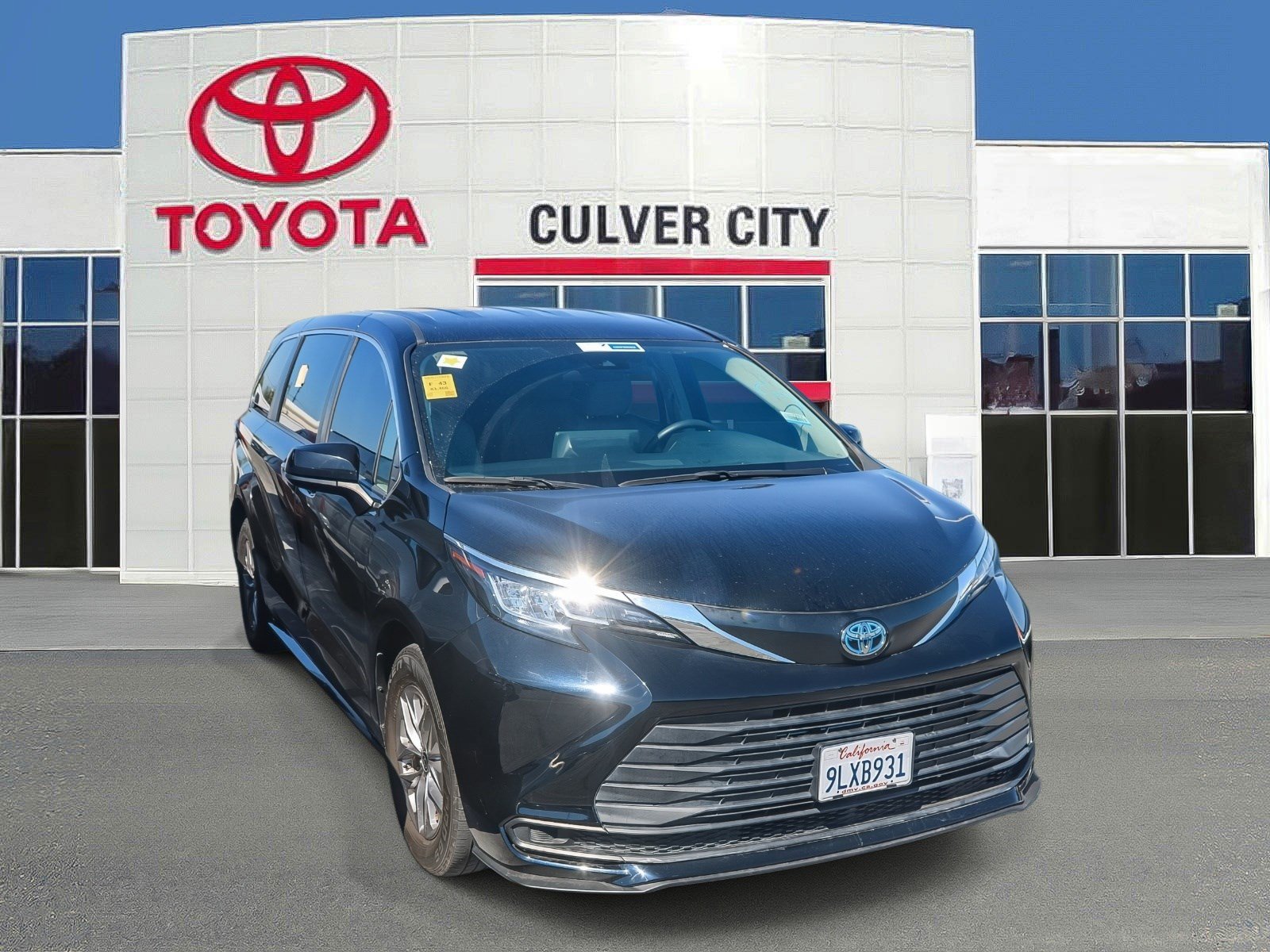 Used 2023 Toyota Sienna LE FWD image 1