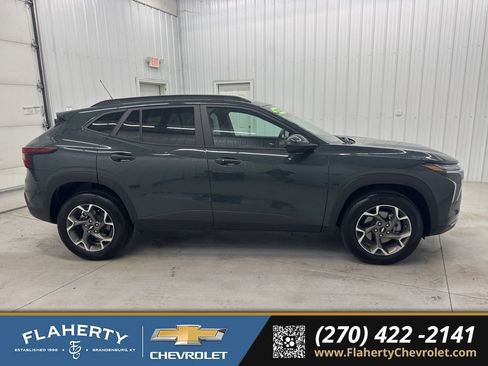 Used 2025 Chevrolet Trax LT w/ Driver Confidence Package image 2