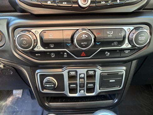 Used 2018 Jeep Wrangler Unlimited Sahara image 19