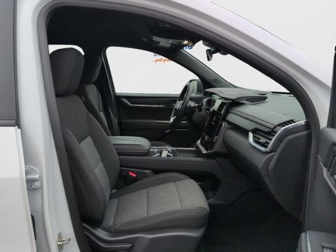 Used 2025 GMC Acadia Elevation image 19