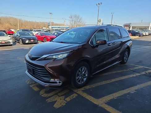 Used 2022 Toyota Sienna XLE image 9