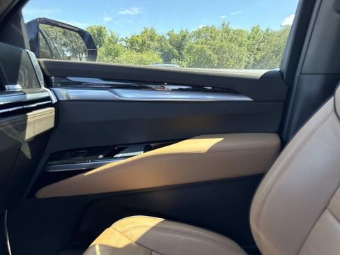 Certified 2025 Cadillac Escalade Premium Luxury w/ Touring Package AWD/4WD image 17
