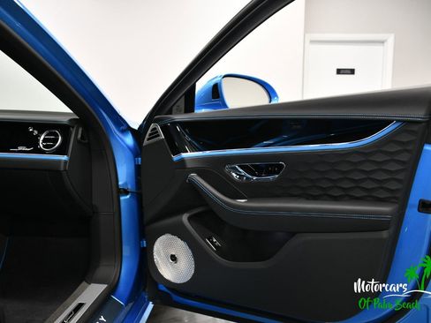 Used 2025 Bentley Flying Spur Plug-In Hybrid image 55